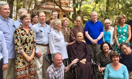 Đoàn thượng nghị sĩ Mỹ thăm Thiền sư Thích Nhất Hạnh tại chùa Từ Hiếu, Huế tháng 4/2019