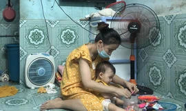 Dịch bệnh, nhiều nữ công nhân thất nghiệp khiến cuộc sống thêm khó khăn 