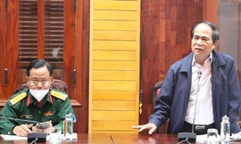 Chủ tịch UBND tỉnh Gia Lai Võ Ngọc Thành (đứng) 