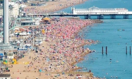 Oằn mình vì nắng nóng kỷ lục 40 độ C, người dân châu Âu đổ xô ra biển