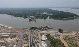 Cầu Vàm Cái Sứt (Đồng Nai) thi công chậm tiến độ do thiếu mặt bằng (ảnh lớn); Dự án nâng cấp, mở rộng đường ĐT743 ở Bình Dương thi công chậm (ảnh nhỏ) ảnh: H.C