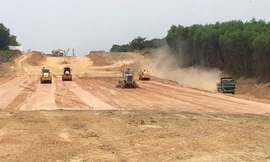 Một đoạn cao tốc Dầu Giây - Phan Thiết đang được thi công. Ảnh: Mạnh Thắng 