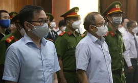 Ông Tất Thành Cang cùng các bị cáo tại phiên tòa sơ thẩm. Ảnh: Tân Châu