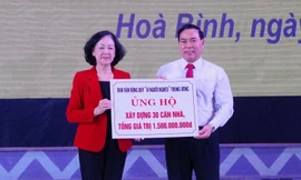 Đồng chí Trương Thị Mai trao tặng nhà Đại đoàn kết cho các hộ nghèo.