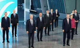 Một xe điện bị hư hỏng sau đợt tấn công vào Kharkiv ngày 15/6. (Ảnh: Reuters)