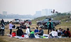 Người dân Thủ đô rủ nhau cắm trại dưới chân cầu Vĩnh Tuy dịp nghỉ lễ