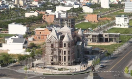 Ông Đinh Trung, nguyên Bí thư tỉnh ủy Bình Thuận (bìa phải) và phóng viên báo Tiền Phong