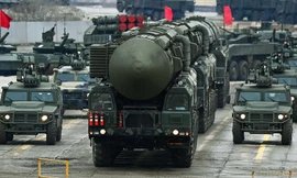 Một tuyến phố chính ở Kiev vắng hoe vì lệnh giới nghiêm. (Ảnh: AP)