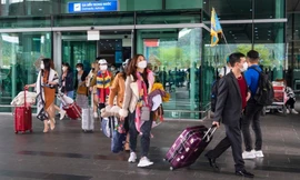 Khách quốc tế bên bờ sông Sài Gòn