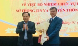 Ông Nguyễn Trọng Hùng (bìa phải) nhận Quyết định và hoa chúc mừng của lãnh đạo UBND tỉnh Lạng Sơn -Ảnh: Duy Chiến 