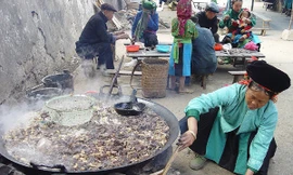 Chảo thắng cố ở chợ Đồng Văn