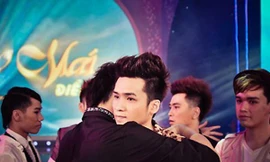 Vũ Hà Anh: “Quyết định của cá nhân tôi, không hề có áp lực nào từ bên ngoài”.Trong ảnh: Cái ôm từ biệt của Việt Anh dành cho Hà Anh Ảnh: Hoàng Trương