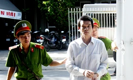 Bị cáo Nguyễn Viết Trương bị áp giải tới tòa