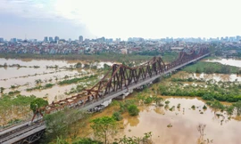 Mực nước sông Hồng giảm dần, bãi giữa dần lộ diện