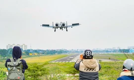 Máy bay cường kích A-10 Thunderbolt II hạ cánh xuống sân bay Gia Lâm