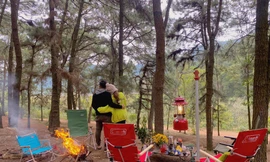 Giới trẻ đốt lửa, cắm trại xuyên đêm đón năm mới