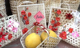 Người làng nghề đan giỏ quà chạy đua với Tết