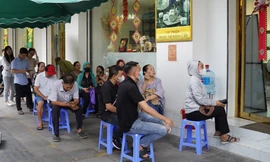 Hà Nội: Xếp hàng mua vàng từ sáng tới trưa, mỗi người chỉ 5 lượng