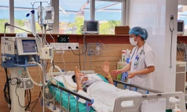 Một bệnh nhân bị rắn cắn được điều trị qua cơn nguy kịch tại Trung tâm Chống độc - BV Bạch Mai. Ảnh: BS cung cấp