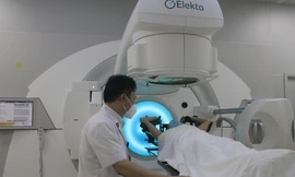 Vừa phẫu thuật lấy khối u não, vừa xạ trị 3D 'tiêu diệt' khối ung thư