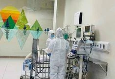 Sau 1 tháng được điều trị tích cực tại BV Nhi TƯ, bé trai người Nhật đã được cứu sống, hồi phục sức khỏe trở về với gia đình. Ảnh: BS cung cấp