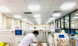 BS kiểm tra cho bệnh nhân bị sốt mò điều trị tại Bệnh viện Đa khoa tỉnh Hòa Bình. Ảnh: BV cung cấp