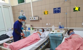 Hiện 2 bố con anh Tẩn Văn Líu đang được điều trị tại TT Chống độc, BV Bạch Mai. Ảnh: Bệnh viện cung cấp