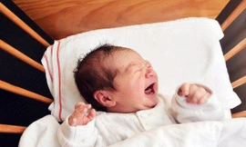 Quấy khóc cả tháng, bé 2 tháng tuổi suýt tử vong vì triệu chứng bất ngờ