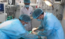 Các BS Bệnh viện đa khoa tỉnh Hòa Bình cấp cứu cho sản phụ bị TNGT. Ảnh: TS - BS Hoàng Công Tình