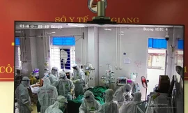 Các y bác sĩ Bệnh viện Chợ Rẫy đặt ECMO cho bệnh nhân 61 tuổi sáng 1/6. Ảnh: BS cung cấp