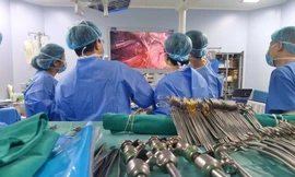 Các BS thực hiện nội soi lấy mảnh gan phải từ người hiến sống tiến hành ghép gan thành công. Đây là ca đầu tiên được thực hiện kỹ thuật này tại Việt Nam. Ảnh: Bệnh viện cung cấp