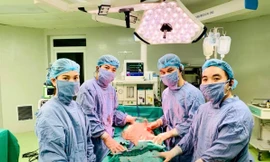 Các BS trong ca phẫu thuật ung thư Liposarcoma tái phát cho người đàn ông 67 tuổi ở Hà Nội: Ảnh: BV cung cấp