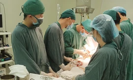 Các BS đang phẫu thuật cứu nam công nhân bị vỡ tạng. Ảnh: BV cung cấp