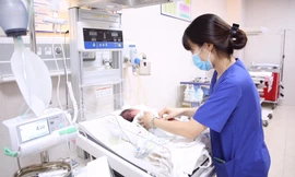 Sau phẫu thuật, trẻ được chăm sóc, điều trị tích cực tại khoa Sơ sinh. Ảnh: BS cung cấp