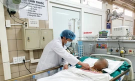 BS Đức khám cho bệnh nhân bị ngộ độc. Ảnh: Bệnh viện cung cấp