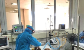 Điều trị cho bệnh nhân mắc COVID-19 tại BV Bệnh Nhiệt đới TƯ. Ảnh: BS Thanh Đặng