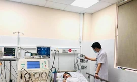 TS - BS Hoàng Công Tình thăm khám cho bệnh nhân bị sốt mò. Ảnh: BV cung cấp