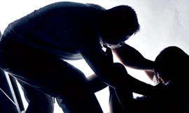 Bé 12 tuổi đồng ý chơi trò 'người lớn' với cha dượng