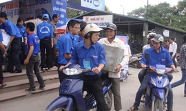 ĐVTN làm xe ôm tình nguyện đưa đón người nhà và thí sinh Ảnh: Hải Yến