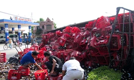 Xe nổ lốp, gần nghìn thùng bia rơi xuống đường