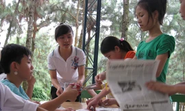 Học sinh học cách làm việc nhóm. Ảnh: Lưu Trinh