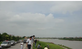 Lực lượng chức năng khám nghiệm xác chị tại hiện trường