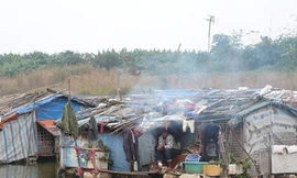 Thuyền bè lụp xụp nhưng nhiều hộ dân vẫn nấu nướng, đốt than khói mù trong nhà Ảnh: Trọng Đảng