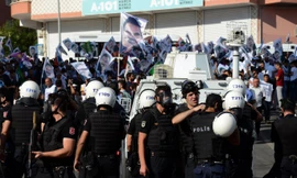 Cảnh sát chống bạo động ở Diyarbakir