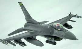 Phi công Mỹ đội mũ đỏ khi thực hiện nhiệm vụ không kích IS