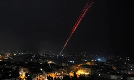 Pháo sáng được bắn lên để mừng chiến thắng Aleppo, Syria.