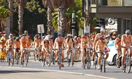 Hàng trăm người tham gia lễ hội đạp xe khỏa thân 