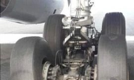 Lốp máy bay bị nổ khi hạ cánh