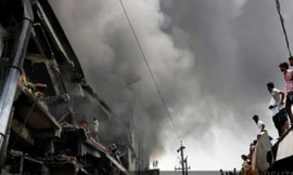 Khói bốc lên mịt mù từ vụ cháy nhà máy.