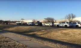 Xe cảnh sát bên ngoài công ty Excel, nơi xảy ra vụ xả súng kinh hoàng khiến 7 người thiệt mạng